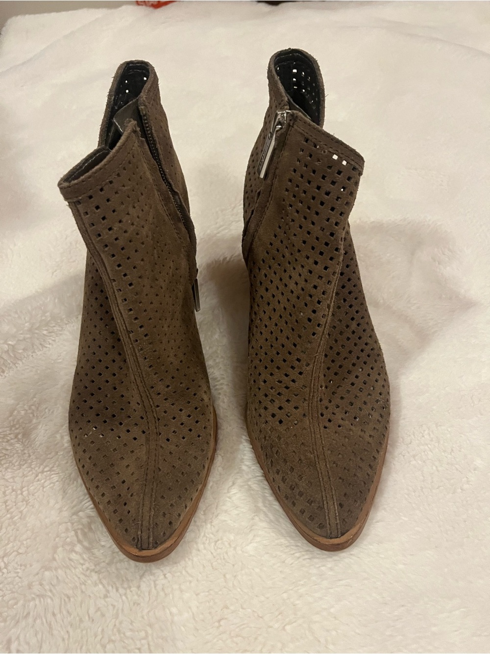 1 State Taupe perforated suede ankle booties 7.5M Pointed toe Block heel